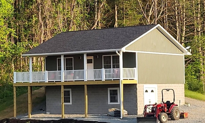 Independence House | RiverView Cabin 2 Bedroom/1 Bath, Deck w/Hot Tub & Beautiful View/Fire Pit/Grill
