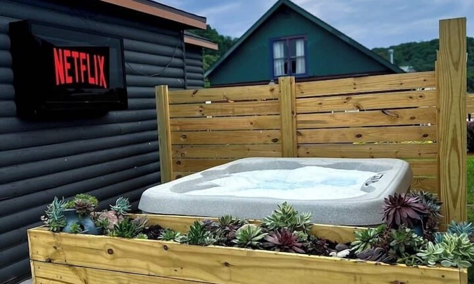 Bellevue Cabin | Riverview Cabin + Hot Tub w/TV+ Pickleball Court