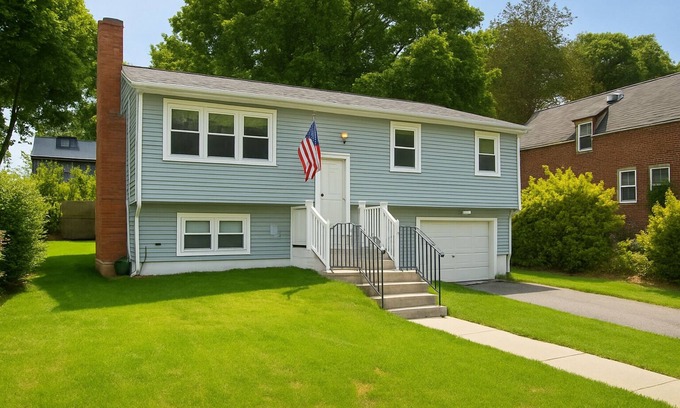 New London House | RIVERVIEW VILLA AT OCEAN BEACH: 5 QUEEN BEDS