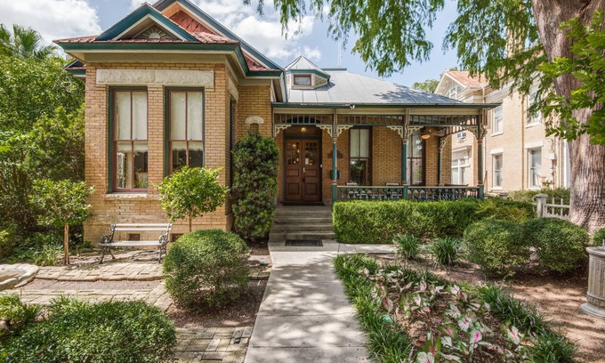 Arsenal House | Riverwalk/King William Gem with Pool