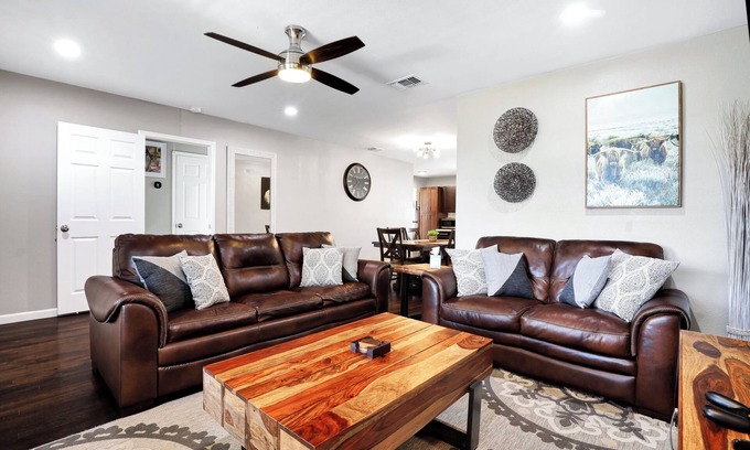 Mahncke Park Apartment | Riverwalk, The Alamo, The Pearl and museums all within a 5 minutes drive