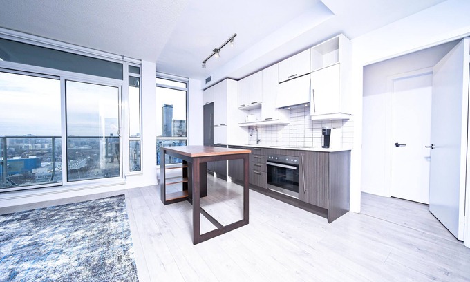 Bay Cloverhill Apartment | Rivetstays - The Britt