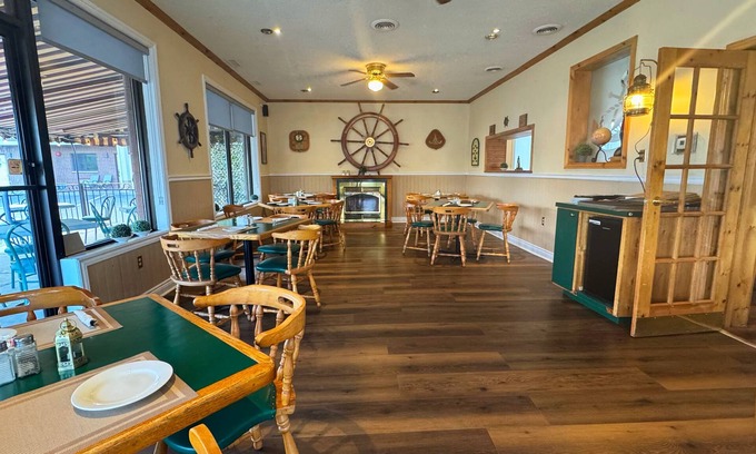 Gananoque Hotel | Riviera Inn and Suites 1000 Islands