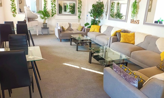 Torquay City Centre House | Riviera Retreat 10 bed 10 bath Torquay, games room, beach 750m, sleeps 20-24