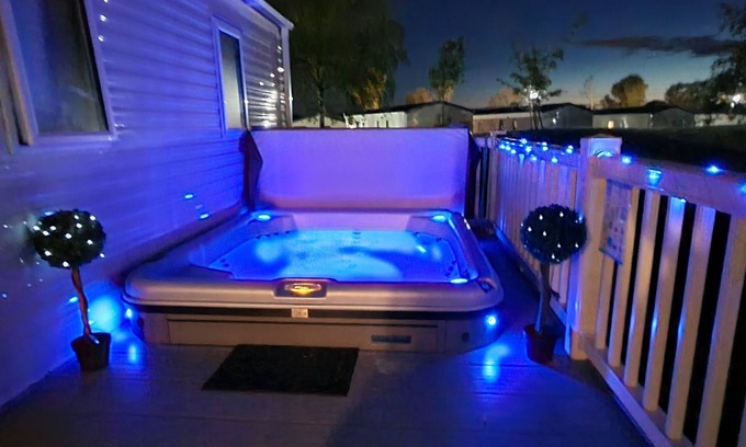 Tattershall House | RJ Luxury Caravan with Hot Tub