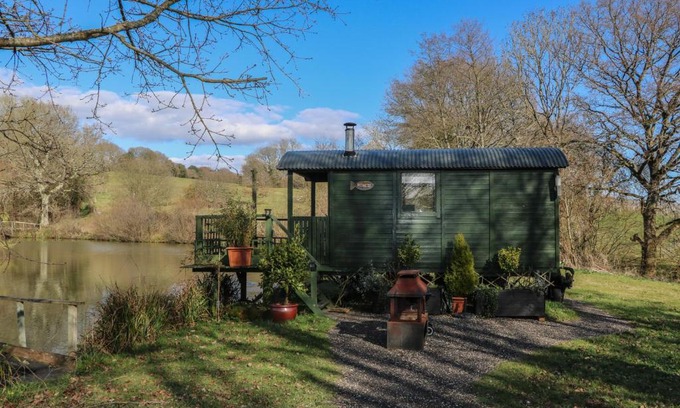 Hadlow Down House | Roach Hut