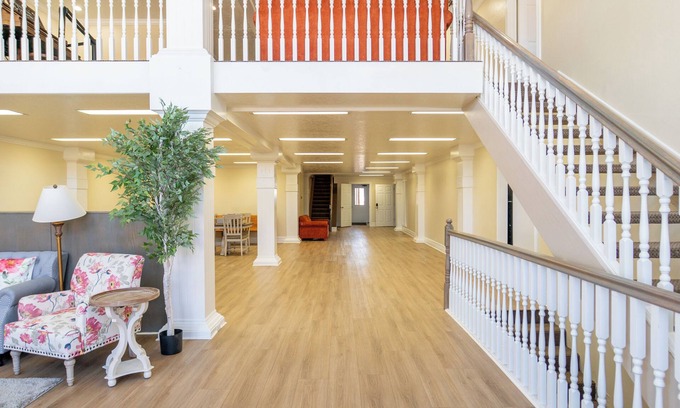 Loa Hotel | Road Creek Inn