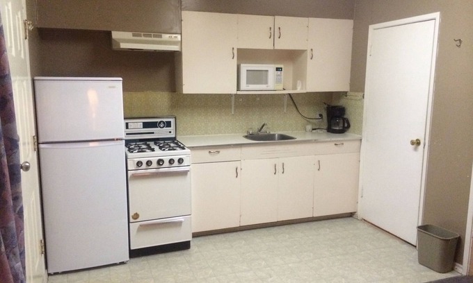 Merritt Hotel | Road Runner Motel