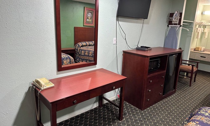 Floresville Hotel | Roadside Inn