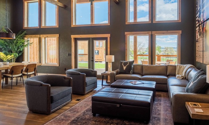 Cody Cabin | Roam (New!) Luxury cabin w/2 kings + queen, exclusive access to Grand Pergola w/fire pit & griddle