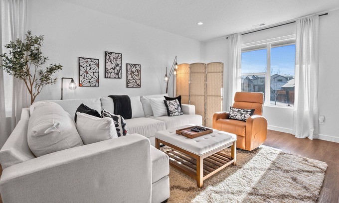 Mountain Green House | Roam Ski Den Perfect for two families (R0 5949)