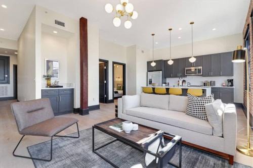Arts/Warehouse District Apartment | Roami at The Lola Near Bourbon St 3BR #35
