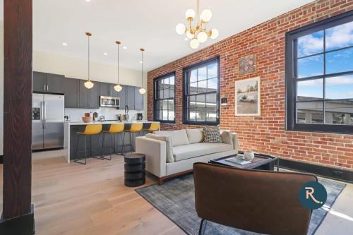 Arts/Warehouse District Apartment | Roami at The Lola Near Bourbon St 3BR #44