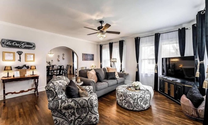 Wichita House | Roaring Riverside - Art Deco Luxe- 2 Kings!