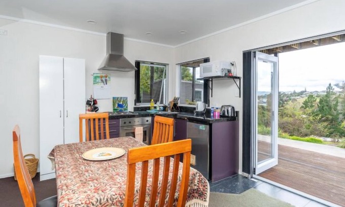 Raglan Apartment | Roberts St - Apartment (Downstairs) - 2BR 1Bath-2 bedroom holiday home