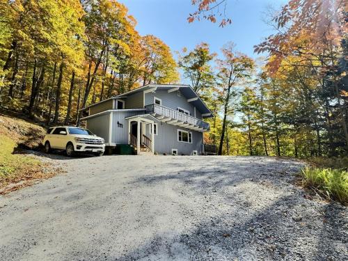 Killington Apartment | Robins Nest Pool Gym Fireplace Near the AT
