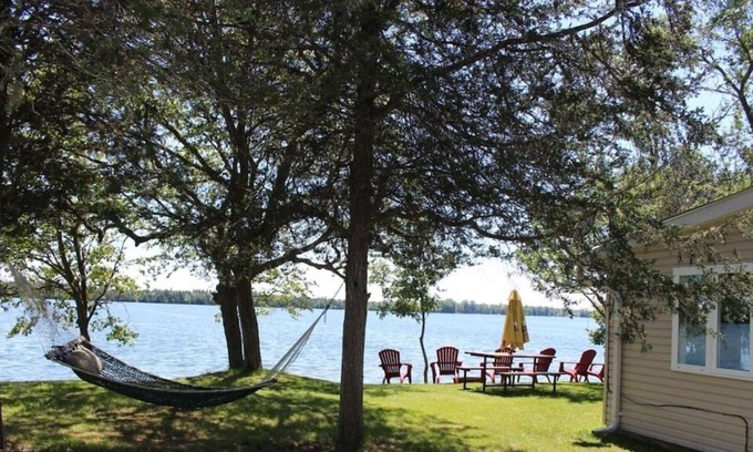 Ameliasburgh House | Roblin Lake - Waterfront stay PEC