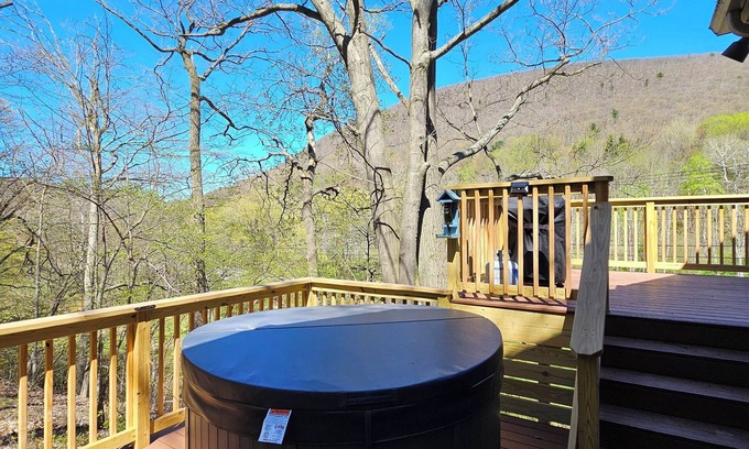 Naples House | Robust vacation home near nature and ski mountains in the Finger Lakes region!