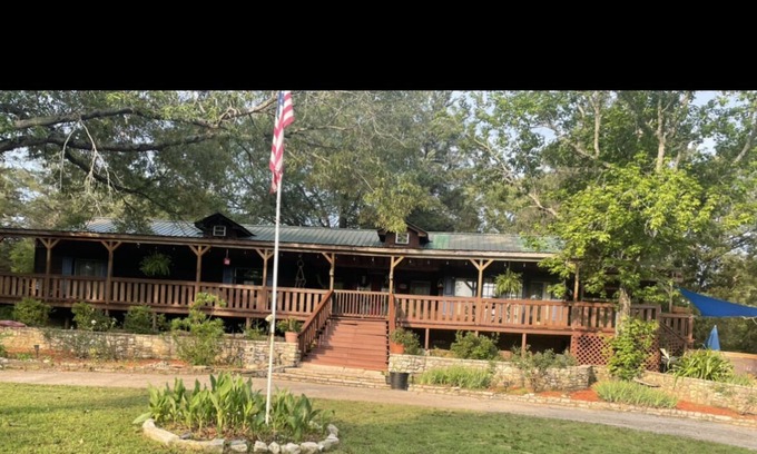 Lindale House | Rock'n D Ranch Country dream get away, setting on 12 acre's and lake.