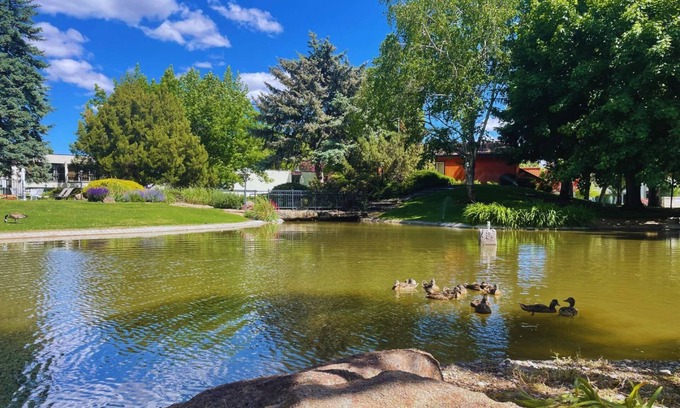 Boise Condo | Rock N' Roll + Sweet Dreams! Get Cozy Next to Indoor & Outdoor Fireplace'! Community Pool!