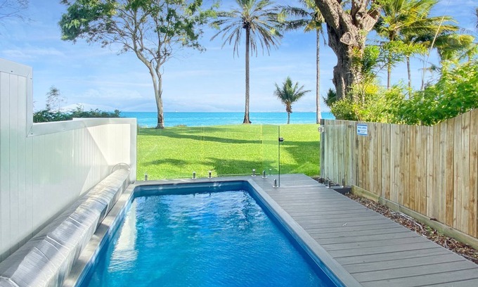 Picnic Bay Villa | Rock Salt Villa 1. Situated on the foreshore at Picnic Bay