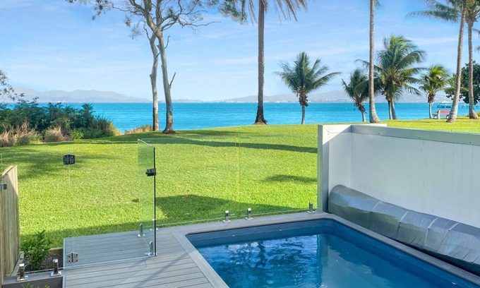 Picnic Bay Villa | Rock Salt Villa 2 Situated on the foreshore at Picnic Bay