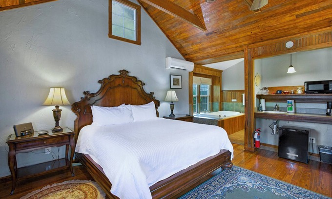 Dripping Springs Cottage | Rockin Boots at the Swing on Inn