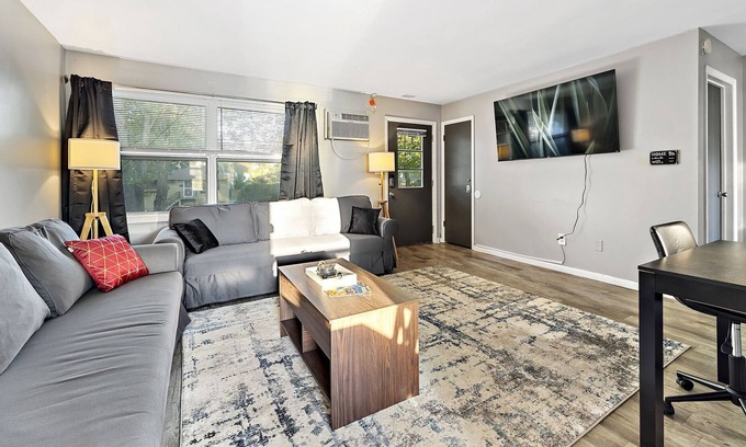 Aurora Apartment | RocknRoll-Themed Apt ✧65"TV/WiFi/FreeParking