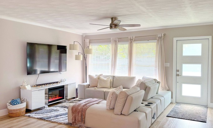 Driftwood House | Rockstar Hideaway Entire Home 2BR + Office Space - Guest Room & Outdoor Patio