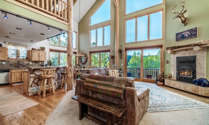 Jefferson House | Rocky Mountain log chalet close to national forest and gold metal fishing.