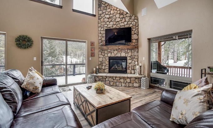Blue River House | Rocky Mountain Place - Stunning Mountain Views with Private Hot Tub! Near Breckenridge