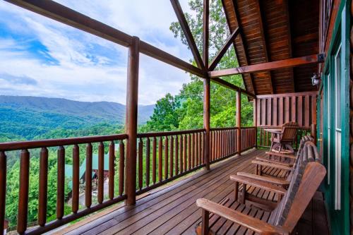 Gatlinburg - Pigeon Forge House | Rocky Retreat - MtnView,CommunityPool,TheaterRoom