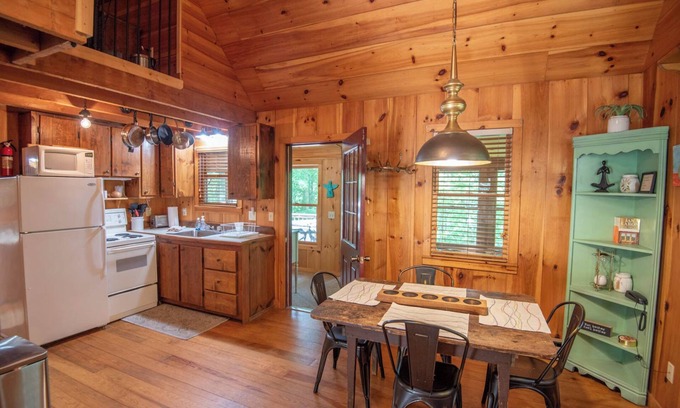 West Jefferson Cabin | Rocky Top - New Listing! - Cozy Cabin - Hot Tub - Dog Friendly