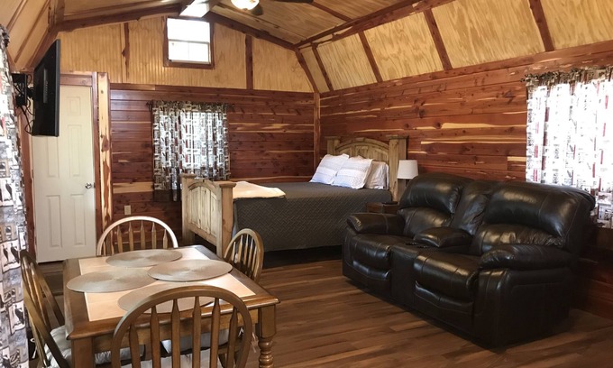 Hughes County Cabin | Rocky Top Winery Beautiful Rustic Cedar Cabin
