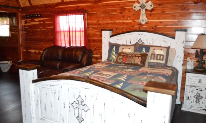 Hughes County Cabin | Rocky Top Winery Cabin #2