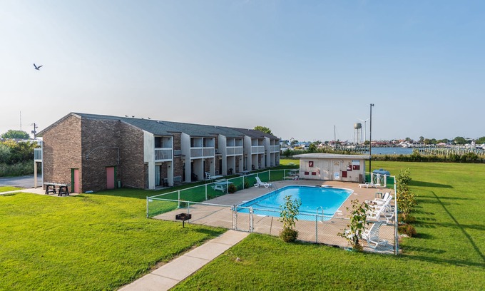 Crisfield Hotel | Rodeway Inn at Somers Cove Marina