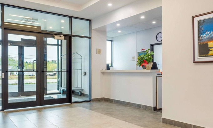 Amos Hotel | Rodeway Inn