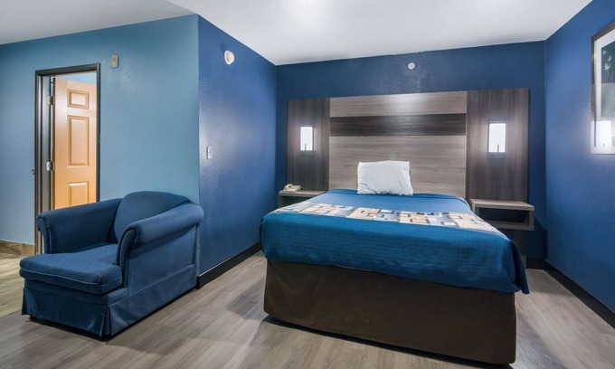Original Town Hotel | Rodeway Inn Carrollton I-35E