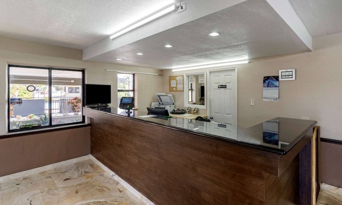 Clearwater Hotel | Rodeway Inn Clearwater - Dunedin