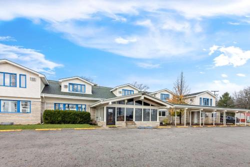 Oscoda Hotel | Rodeway Inn Formerly Camp Inn Lodge