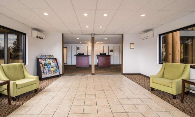 Hayden Island Hotel | Rodeway Inn & Suites Portland - Jantzen Beach