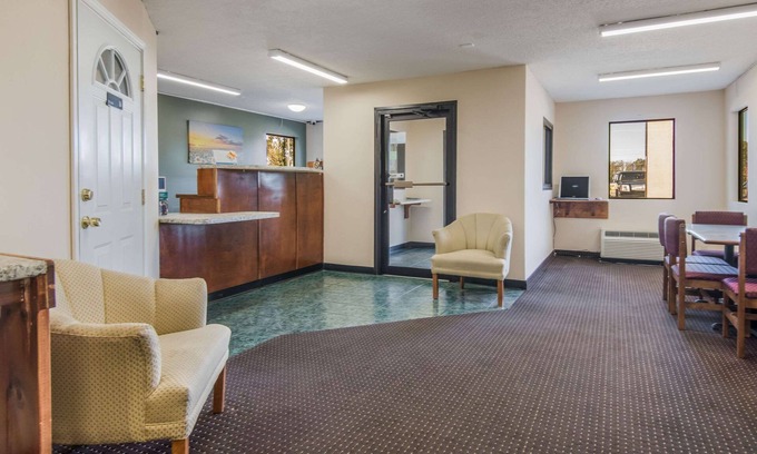 East Dublin Hotel | Rodeway Inn & Suites