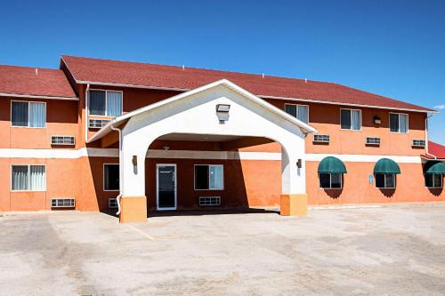 Monticello Hotel | Rodeway Inn & Suites