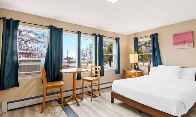 Oscoda Hotel | Rodeway Inn