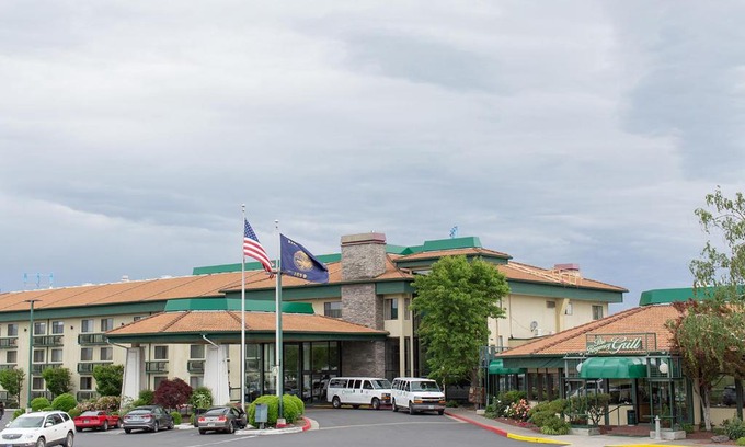 Medford Hotel | Rogue Regency Inn & Suites