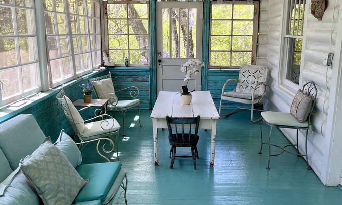 Jones Mills Cabin | Romantic vintage Log Cabin Retreat