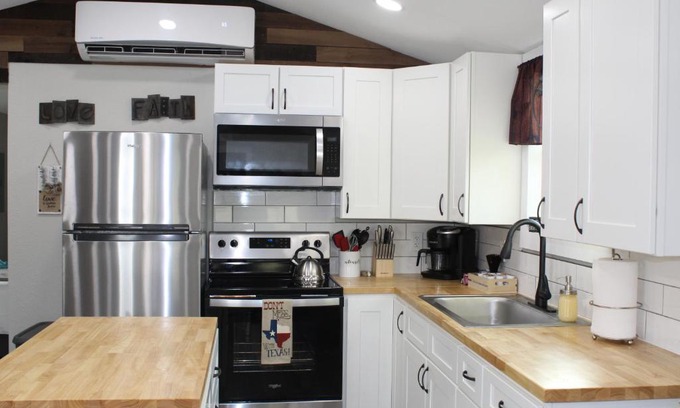 Woodway Apartment | Romance Retreat mins to Lake Waco, Zoo, Silos & Magnolia!