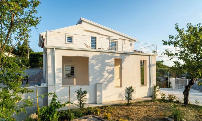 Chiusano di San Domenico Villa | Romantic Villa with Woodland on the Wine Route