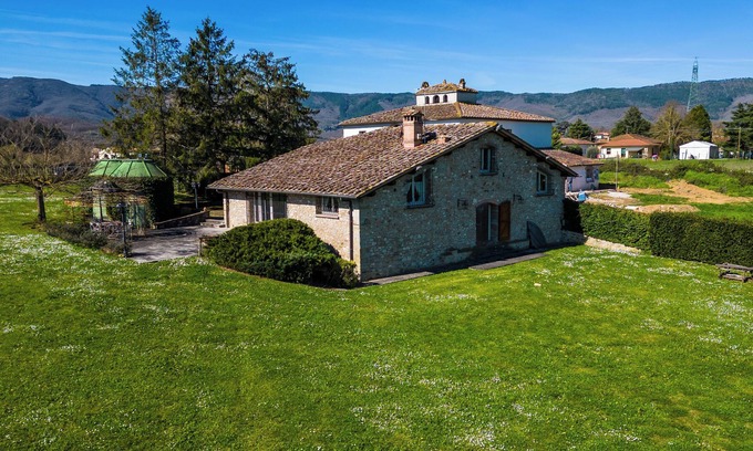Cavallina Villa | Romantic 2 bedroom Tuscan lake view villa with an Jacuzzi- 20 min.from Florence!