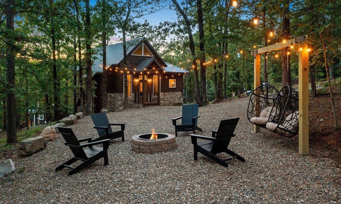 Broken Bow Cabin | Romantic Cabin Getaway-Spa-Swing Chairs-EV Charger